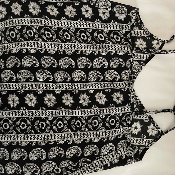 Hollister black and white silky tank top - Picture 2 of 2